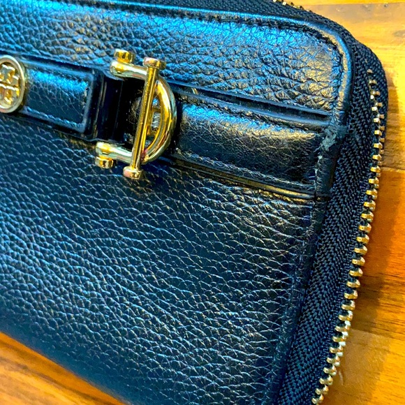 Authentic Tory Burch wallet. Gently used. Very good condition. - Picture 5 of 6